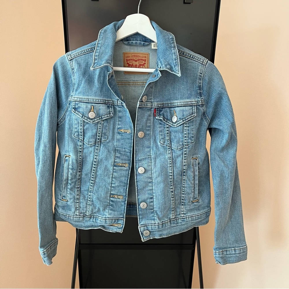 Levi’s Denim Jacket in a Medium Blue Wash Size XS